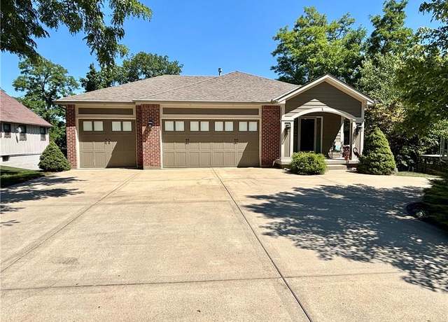 Property at 6925 Lakeshore Dr, Raytown, MO 64133, 3 beds, 2.5 baths