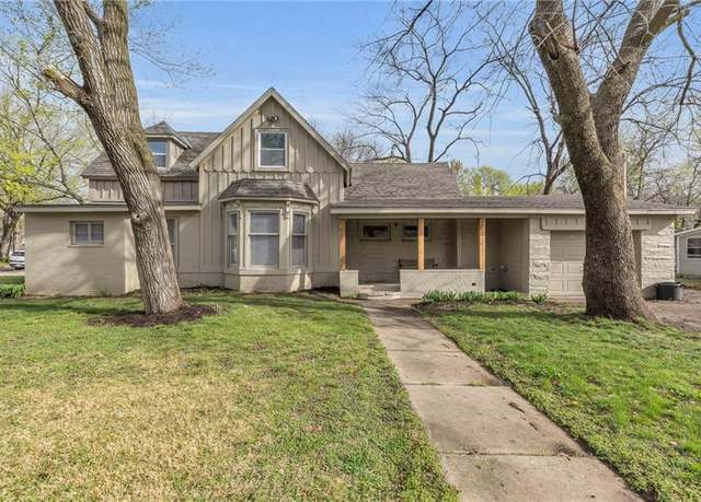 Property at 633 S Willow St, Ottawa, KS 66067, 3 beds, 2.5 baths