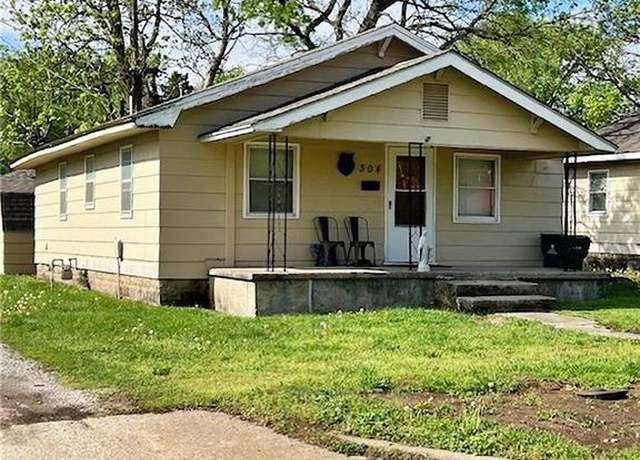 Property at 304 E Rose St, Pittsburg, KS 66762, 2 beds, 1 bath