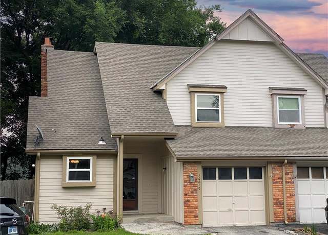 Property at 10010 W 86th St, Overland Park, KS 66212, 3 beds, 2.5 baths