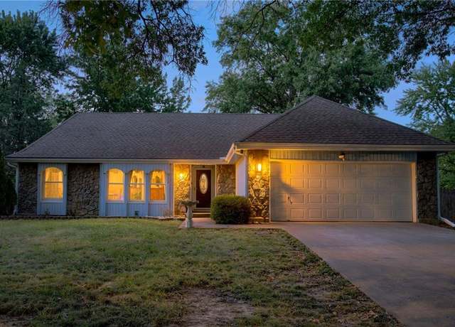Property at 1012 NE 99th St, Kansas City, MO 64155, 4 beds, 3.5 baths