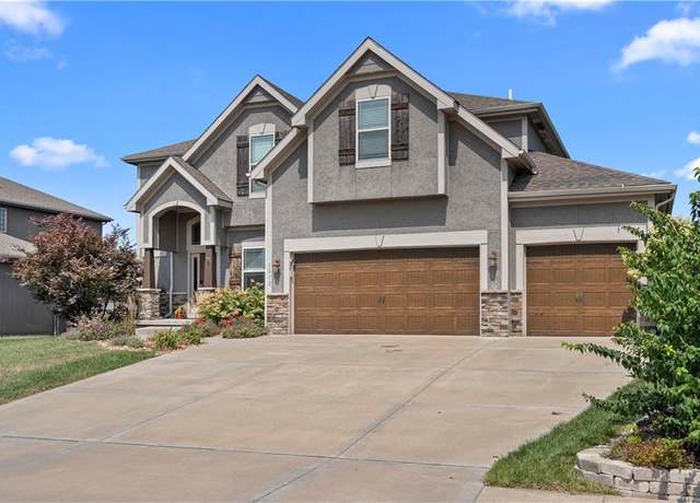 Property at 1012 NW 94th St, Kansas City, MO 64155, 5 beds, 4.5 baths