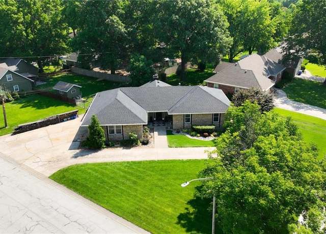 Property at 307 SE Westwind Dr, Lee's Summit, MO 64063, 3 beds, 3 baths