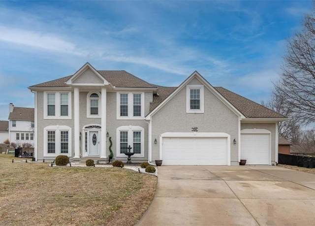 Property at 308 SE Williamsburg Cir, Lee's Summit, MO 64063, 5 beds, 3.5 baths