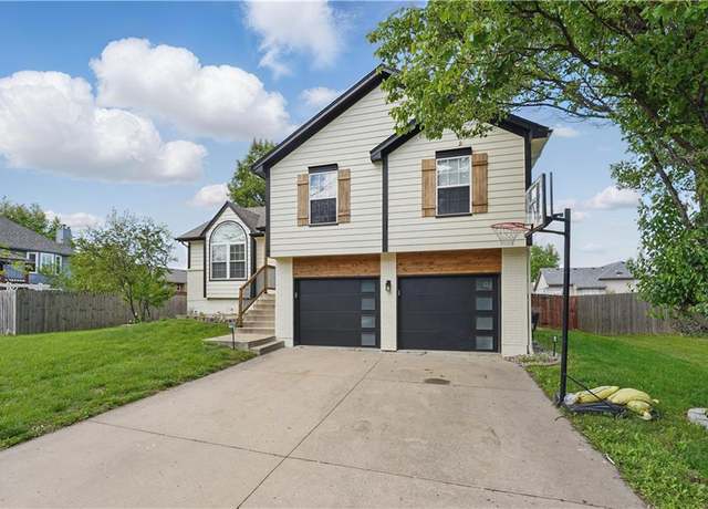 Property at 1700 SE 12th St, Lee's Summit, MO 64081, 4 beds, 3 baths