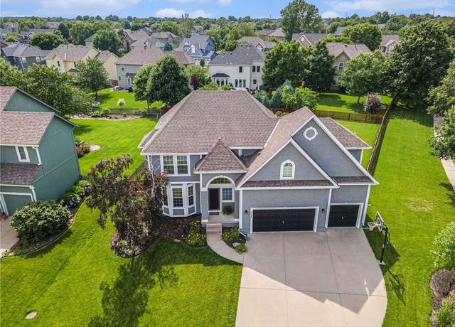 Property at 5722 Payne St, Shawnee, KS 66226, 4 beds, 4.5 baths
