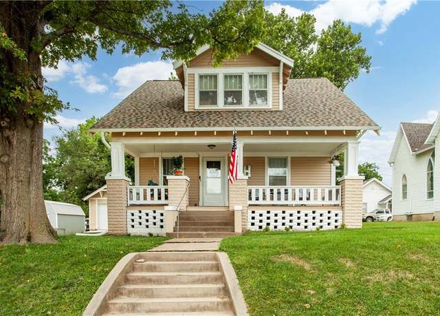 Property at 402 Bridge St, Sweet Springs, MO 65351, 4 beds, 1.5 baths