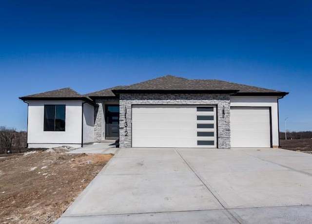 Property at 8405 NW 90th St, Kansas City, MO 64153, 4 beds, 3 baths