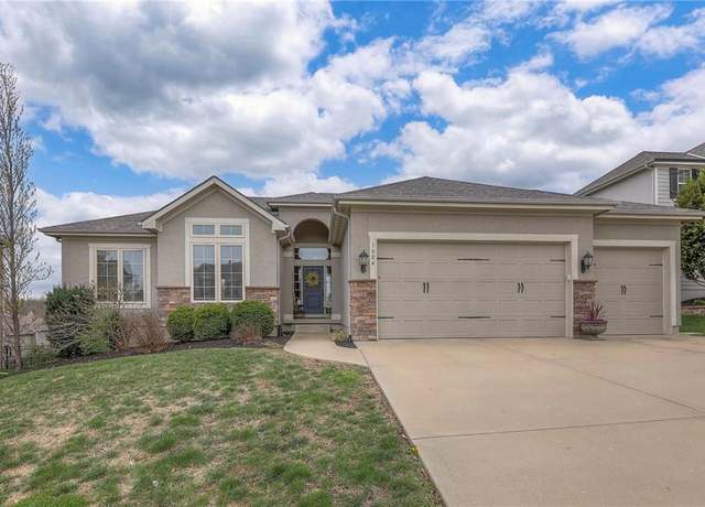 Property at 1004 SE Crimson Ct, Blue Springs, MO 64014, 4 beds, 3.5 baths
