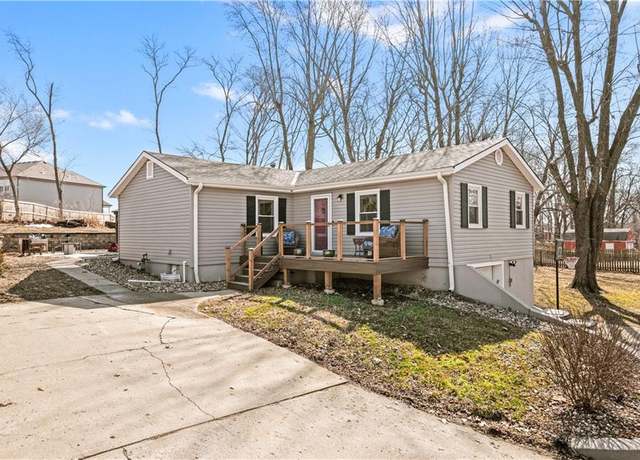 Property at 7435 Oak Dr, Kansas City, MO 64152, 3 beds, 2 baths