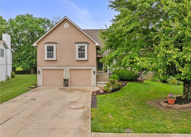 Property at 1229 SE Princeton Dr, Lee's Summit, MO 64081, 3 beds, 2.5 baths