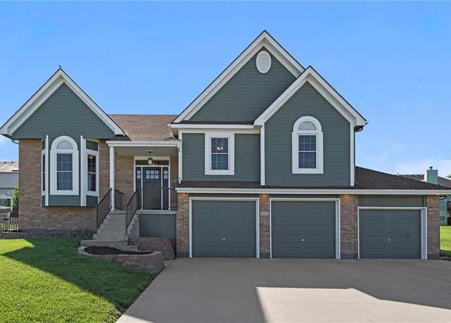 Property at 413 Bayview Dr, Raymore, MO 64083, 4 beds, 3 baths