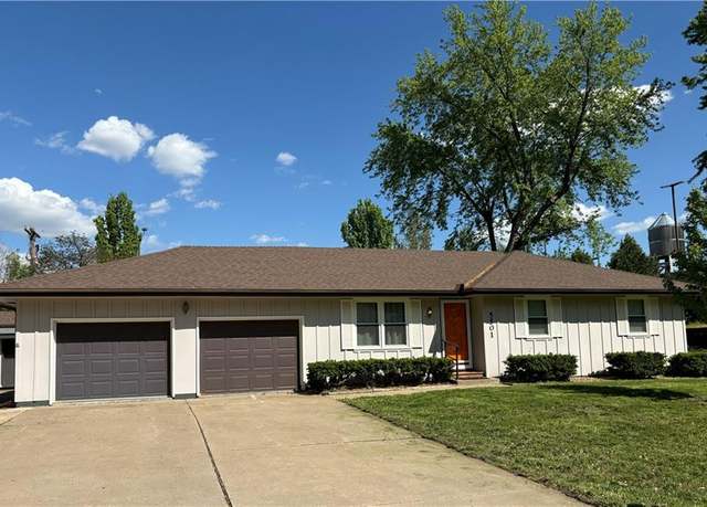 Property at 5501 Claremont St, St Joseph, MO 64506, 3 beds, 2 baths