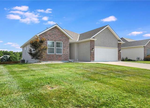 Property at 1115 SW Hoke Ct, Lee's Summit, MO 64081, 2 beds, 2 baths
