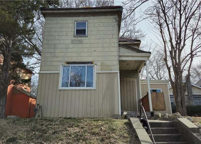 Property at 815 N 13th St, St Joseph, MO 64501, 6 beds, 2 baths