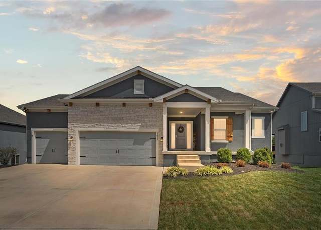 Property at 1611 March Ln, Raymore, MO 64083, 4 beds, 3 baths