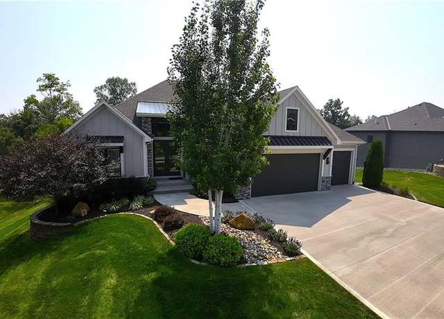 Property at 10 Black Hawk Dr, Lake Winnebago, MO 64034, 4 beds, 3.5 baths