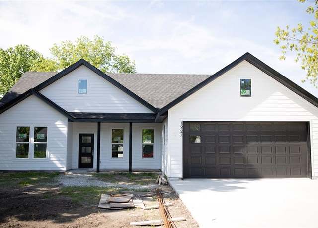 Property at 1927 E Sixth St, Sedalia, MO 65301, 3 beds, 2 baths