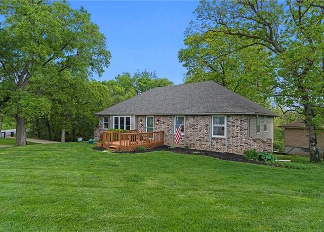 Property at 6525 County Line Rd, Shawnee, KS 66216, 4 beds, 3 baths
