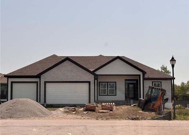 Property at 2211 Prairie Creek Dr, Kearney, MO 64060, 3 beds, 2 baths