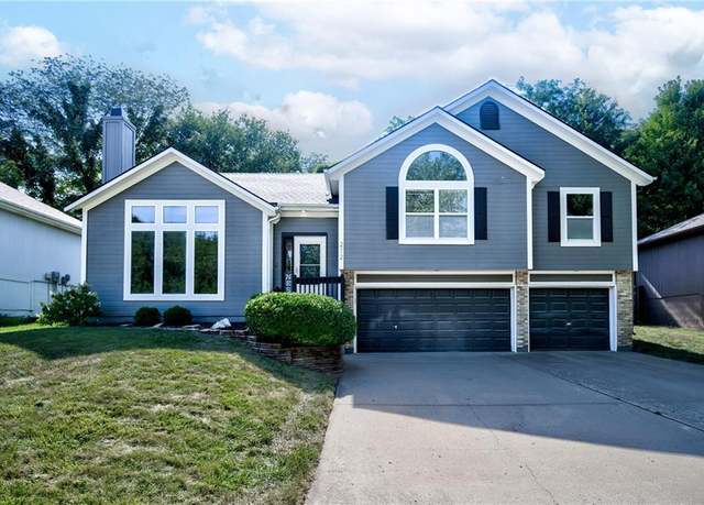 Property at 212 NE Topaz Dr, Lee's Summit, MO 64086, 3 beds, 2.5 baths