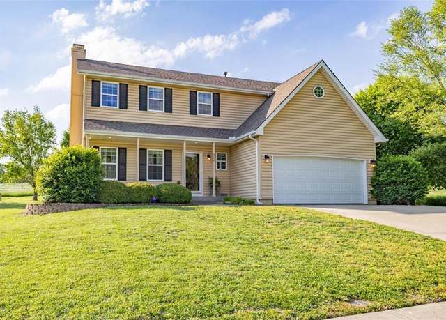 Property at 206 Pine St, Smithville, MO 64089, 4 beds, 3 baths