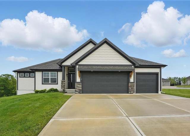 Property at 9325 N Poplar Ave, Kansas City, MO 64156, 4 beds, 3 baths
