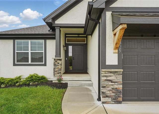 Property at 9325 N Poplar Ave, Kansas City, MO 64156, 4 beds, 3 baths