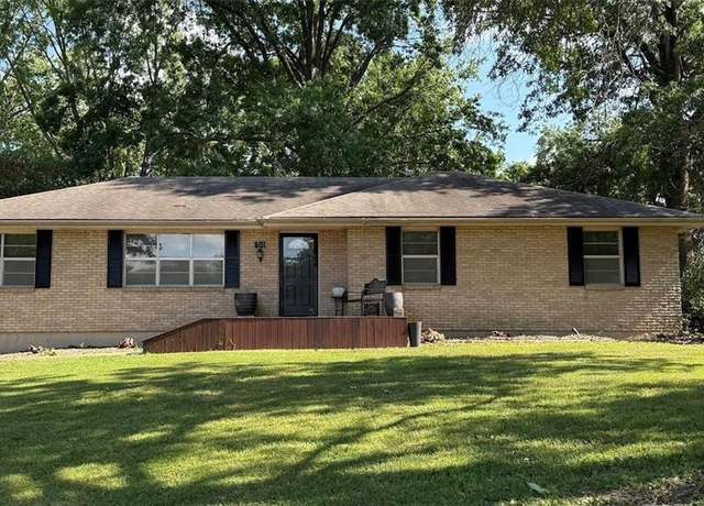 Property at 801 SE 13th St, Oak Grove, MO 64075, 3 beds, 2 baths