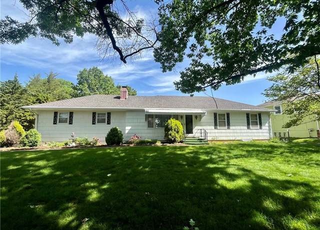 Property at 1600 Blueberry Dr, Harrisonville, MO 64701, 3 beds, 2.5 baths