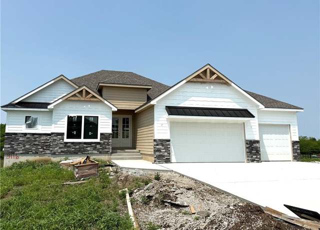 Property at 3116 SW Summit View Trl, Lee's Summit, MO 64082, 4 beds, 3.5 baths
