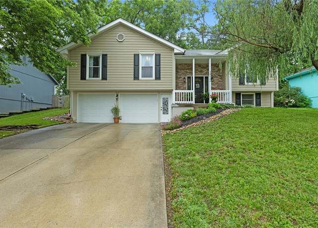 Property at 1512 Auburn Dr, Lee's Summit, MO 64086, 3 beds, 3 baths