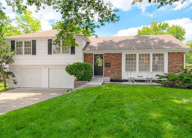 Property at 7801 Colonial Dr, Prairie Village, KS 66208, 3 beds, 2 baths