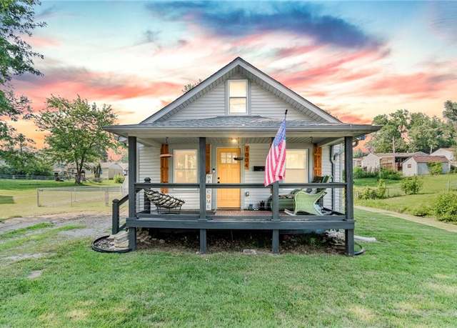 Property at 1004 Hickory St, Excelsior Springs, MO 64024, 3 beds, 1 bath