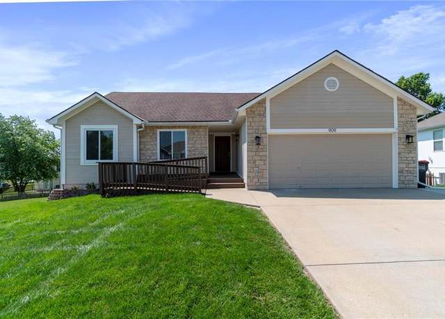 Property at 909 E 16th St, Kearney, MO 64060, 3 beds, 2 baths