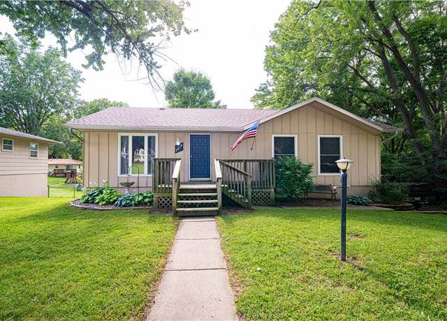 Property at 2806 Morningside Dr, St Joseph, MO 64503, 3 beds, 1.5 baths