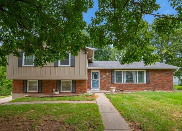 Property at 25 N Carriage Dr, St Joseph, MO 64506, 4 beds, 3 baths