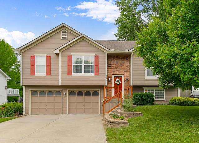 Property at 117 E Laredo Trl, Raymore, MO 64083, 3 beds, 2.5 baths