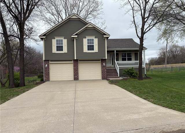 Property at 2330 Twin Oaks Dr, Harrisonville, MO 64701, 4 beds, 3.5 baths