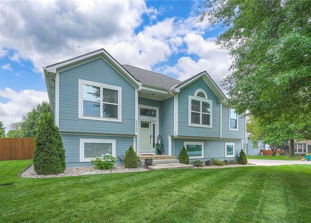 Property at 23600 W 59th St, Shawnee, KS 66226, 3 beds, 2.5 baths