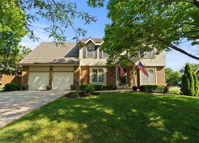 Property at 8500 W 113 St, Overland Park, KS 66210, 4 beds, 2.5 baths