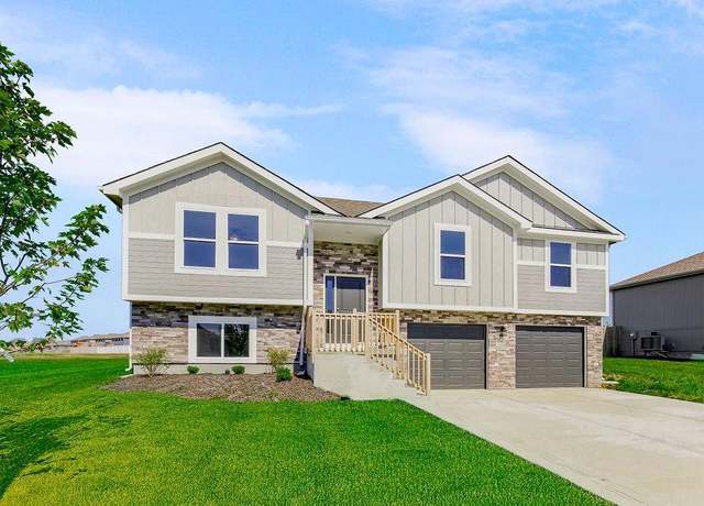 Property at 906 SW Redbird Ct, Oak Grove, MO 64075, 4 beds, 3 baths