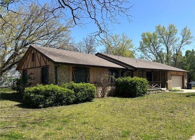 Property at 624 N 15th St, Independence, KS 67301, 3 beds, 1.5 baths