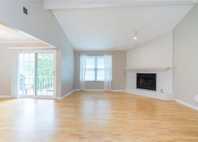 Property at 11306 Oak St #3, Kansas City, MO 64114, 2 beds, 2 baths
