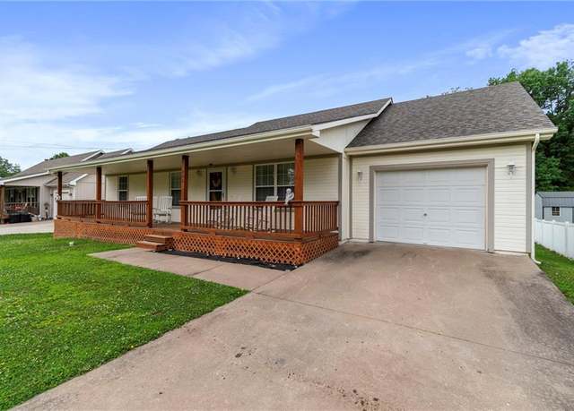 Property at 606 S Thornton St, Richmond, MO 64085, 3 beds, 3 baths