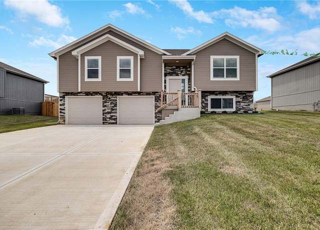 Property at 911 SW Pintail Ln, Oak Grove, MO 64075, 4 beds, 3 baths