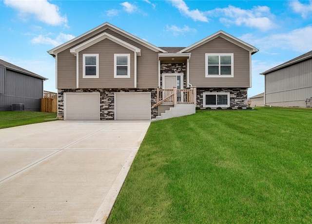 Property at 911 SW Pintail Ln, Oak Grove, MO 64075, 4 beds, 3 baths