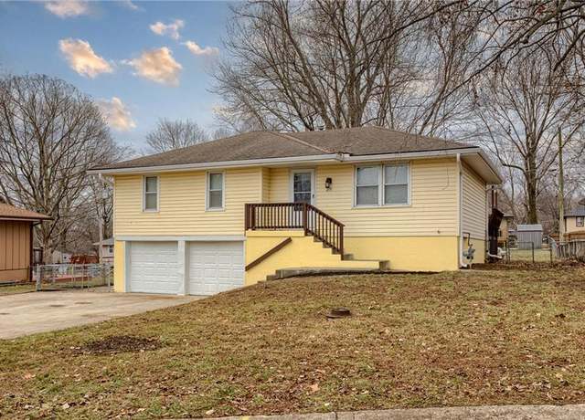 Property at 215 SW 19th St, Oak Grove, MO 64075, 3 beds, 2 baths