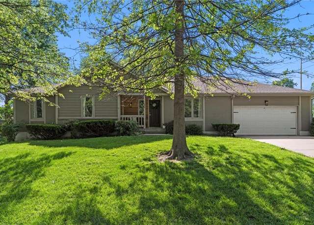 Property at 1036 NE Remington Ct, Lee's Summit, MO 64086, 4 beds, 3 baths