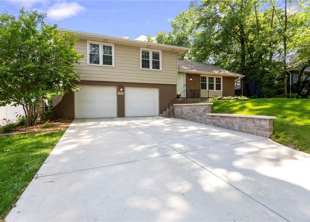 Property at 5523 W 92nd Pl, Overland Park, KS 66207, 3 beds, 2 baths